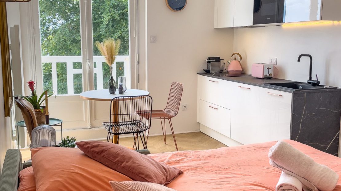 pièce à vivre appartement avec lit à La Vicomté a Dinard