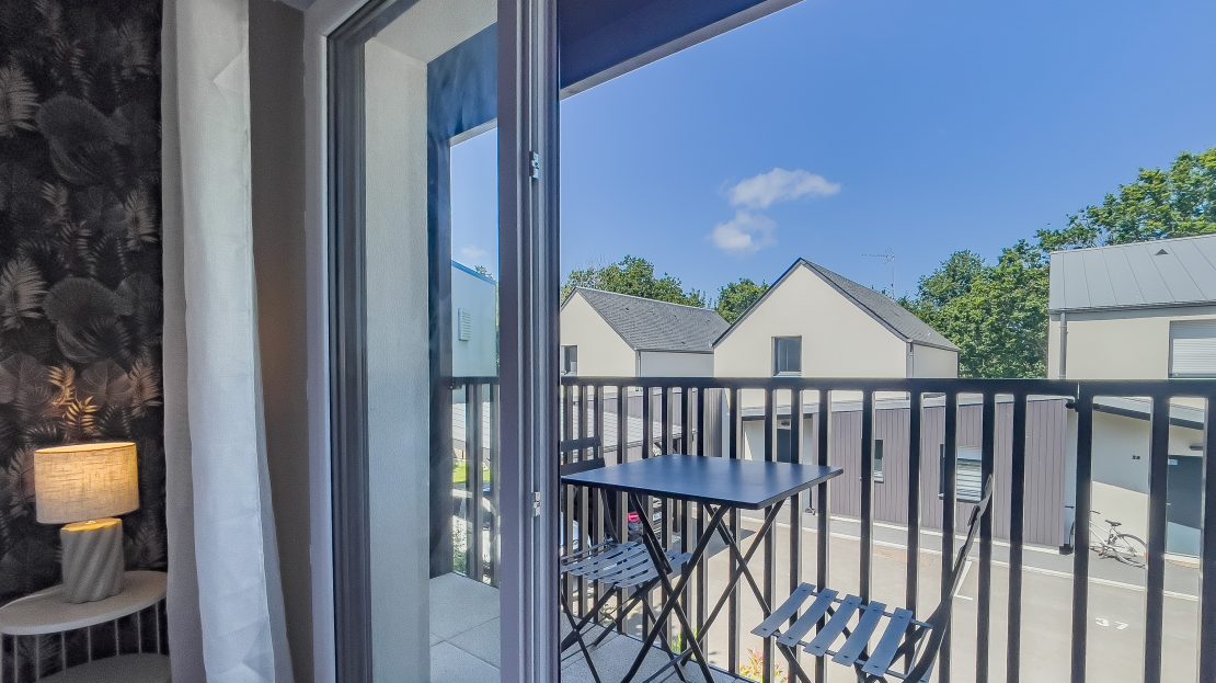 Balcon de chambre d'hôtel avec vue sur le quartier