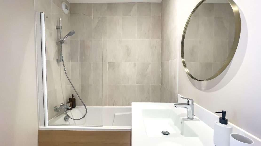 Salle de bain moderne avec douche et lavabo
