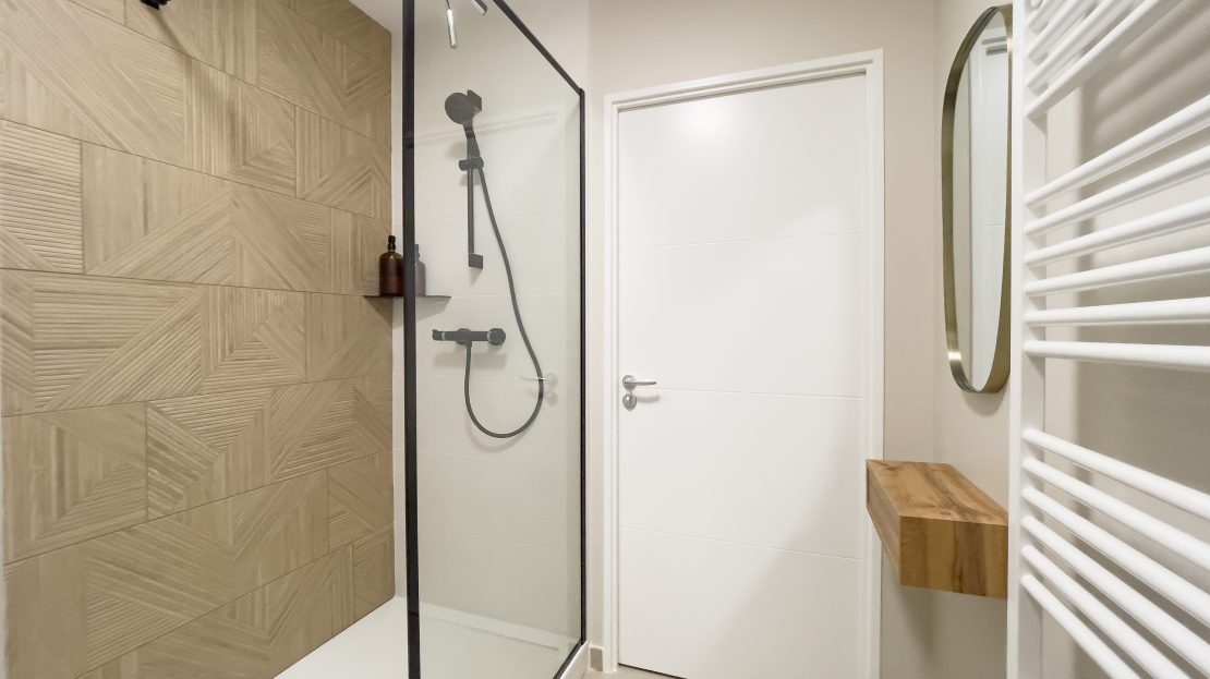 Salle de bain moderne avec douche et radiateur