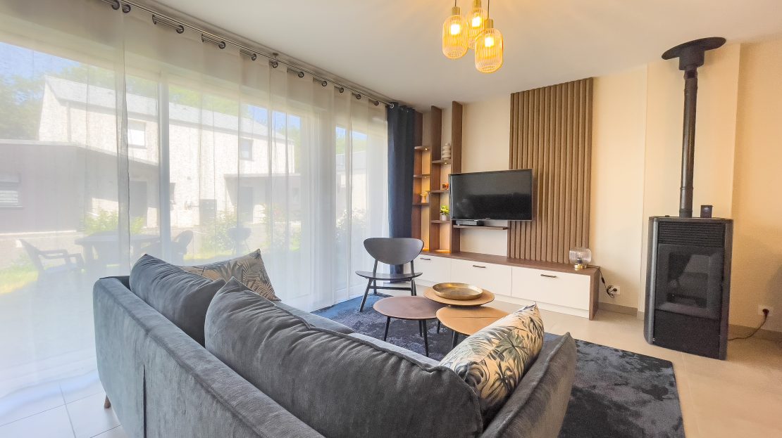 Salon moderne avec TV et poêle