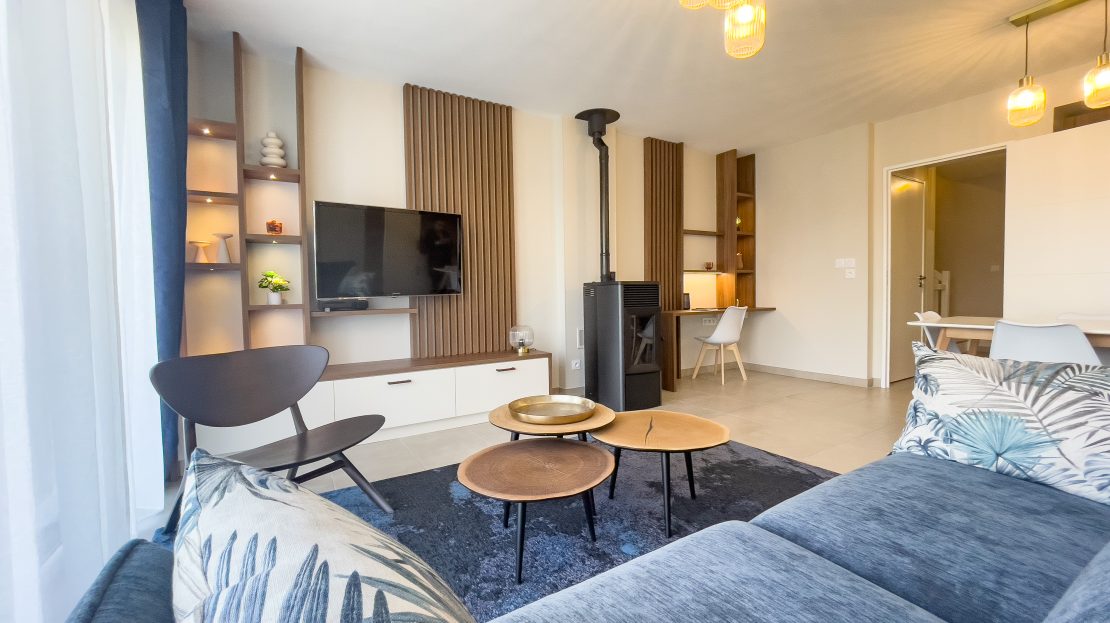 Salon moderne avec TV et canapé