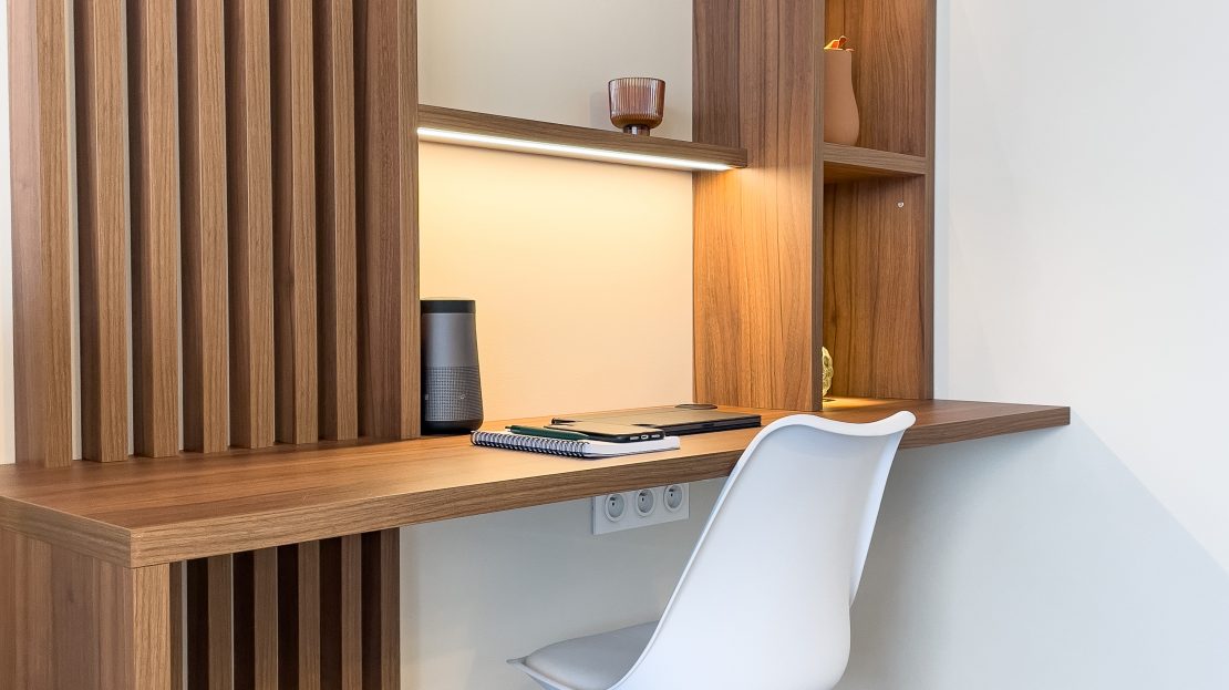 Espace de travail moderne avec bureau et étagères