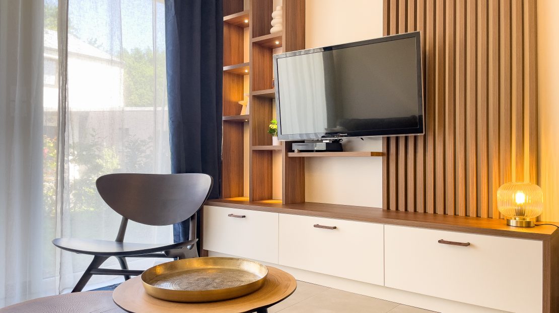Salon moderne avec TV et mobilier design