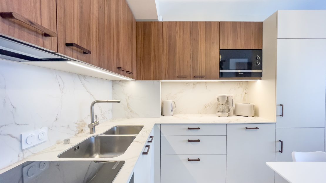 Cuisine moderne avec îlot central et électroménager intégré