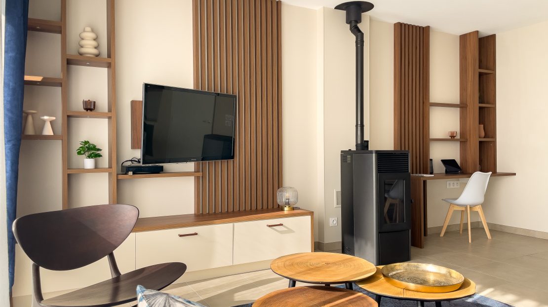 Salon moderne avec TV, poêle et espace de travail