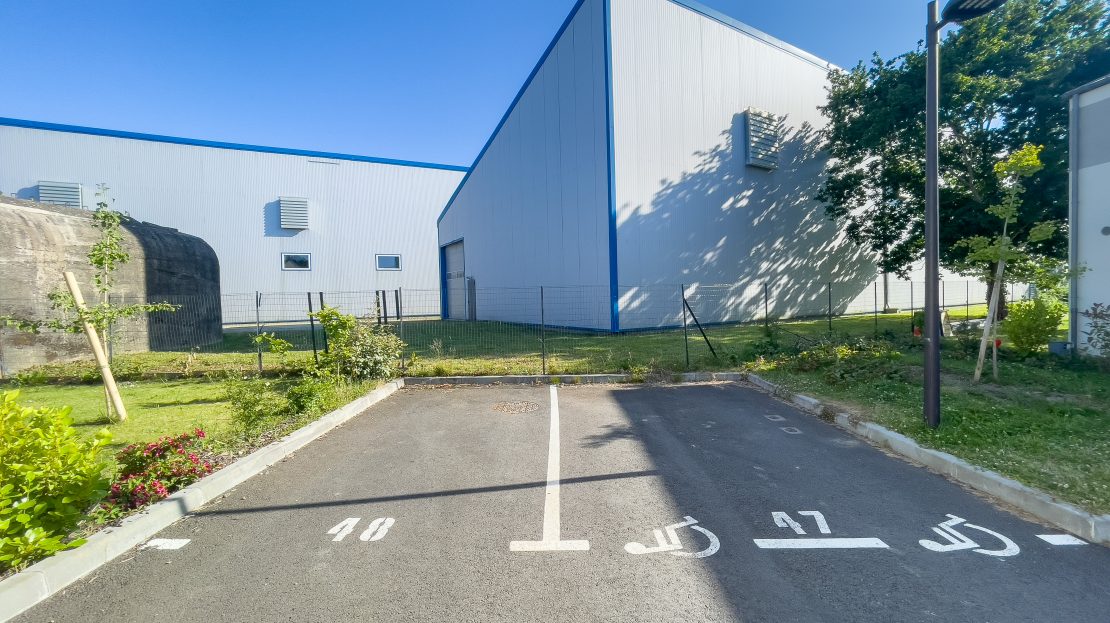 Parking d'entreprises avec bâtiments industriels