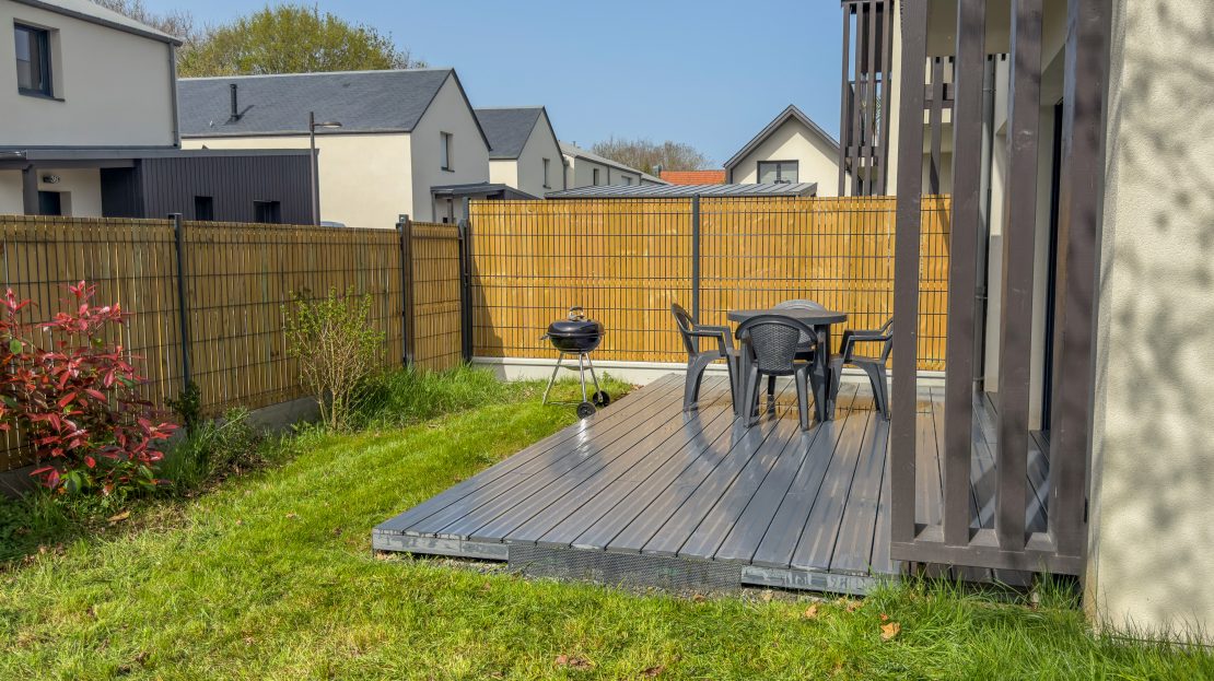 Jardin avec terrasse et barbecue