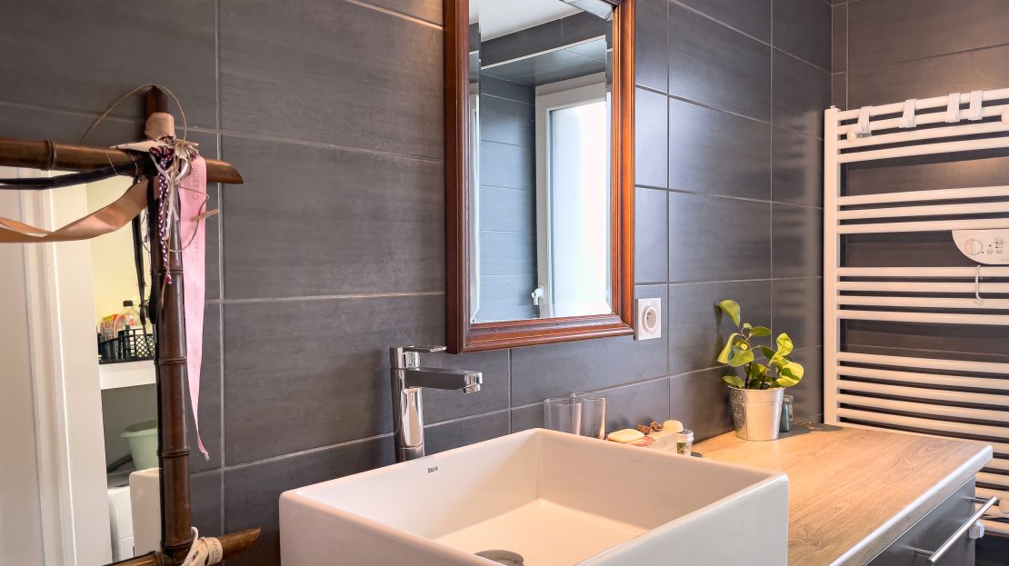 Salle de bain moderne avec lavabo et miroir