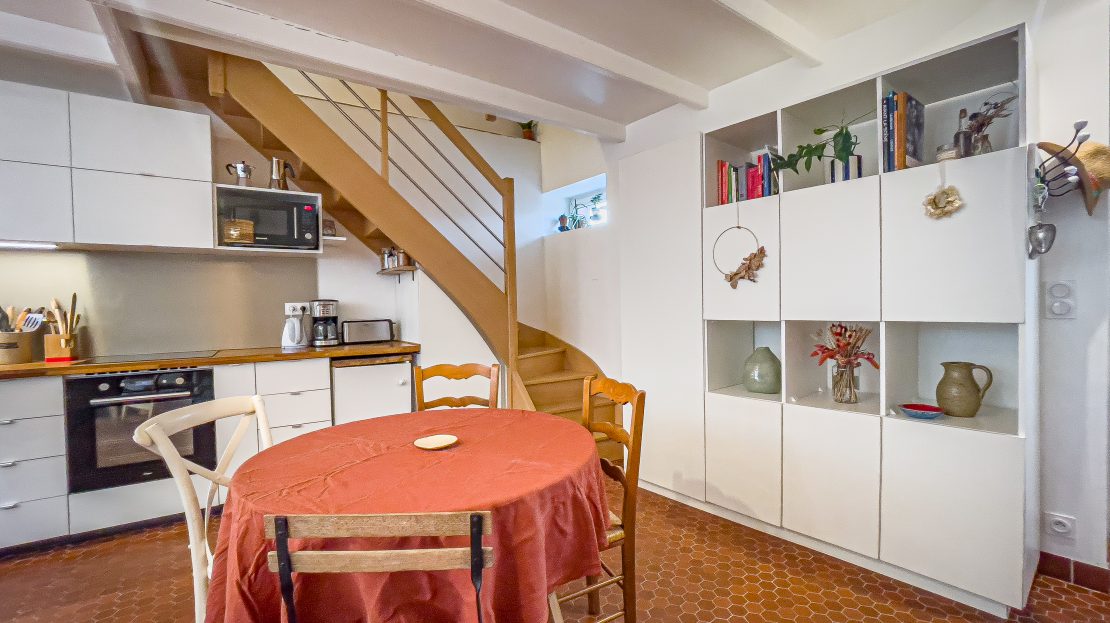 Cuisine et salle à manger avec table ronde et chaises