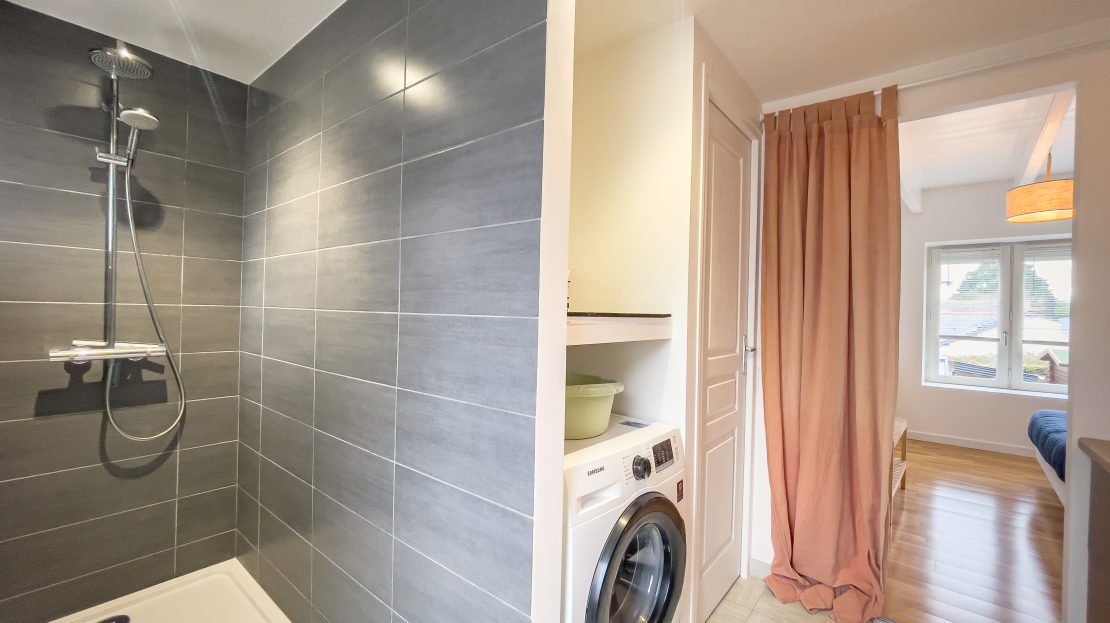 Salle de bain et buanderie avec douche et lave-linge