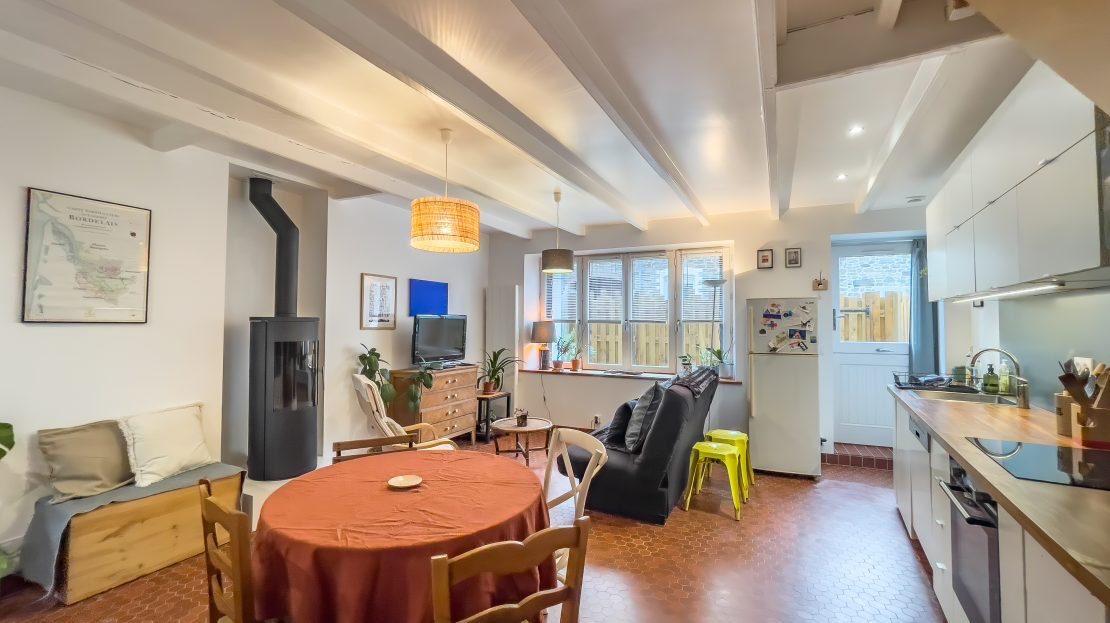 Espace de vie ouvert avec cuisine, salle à manger et salon