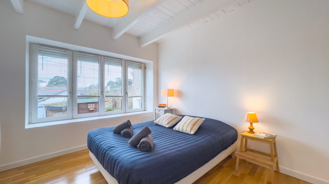 Chambre adulte avec lit double et éclairage doux