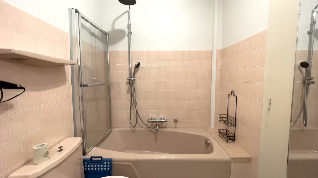 Salle de bain avec baignoire et douche