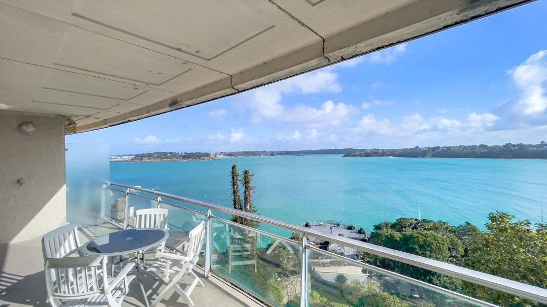 Terrasse avec vue sur la mer et mobilier de jardin