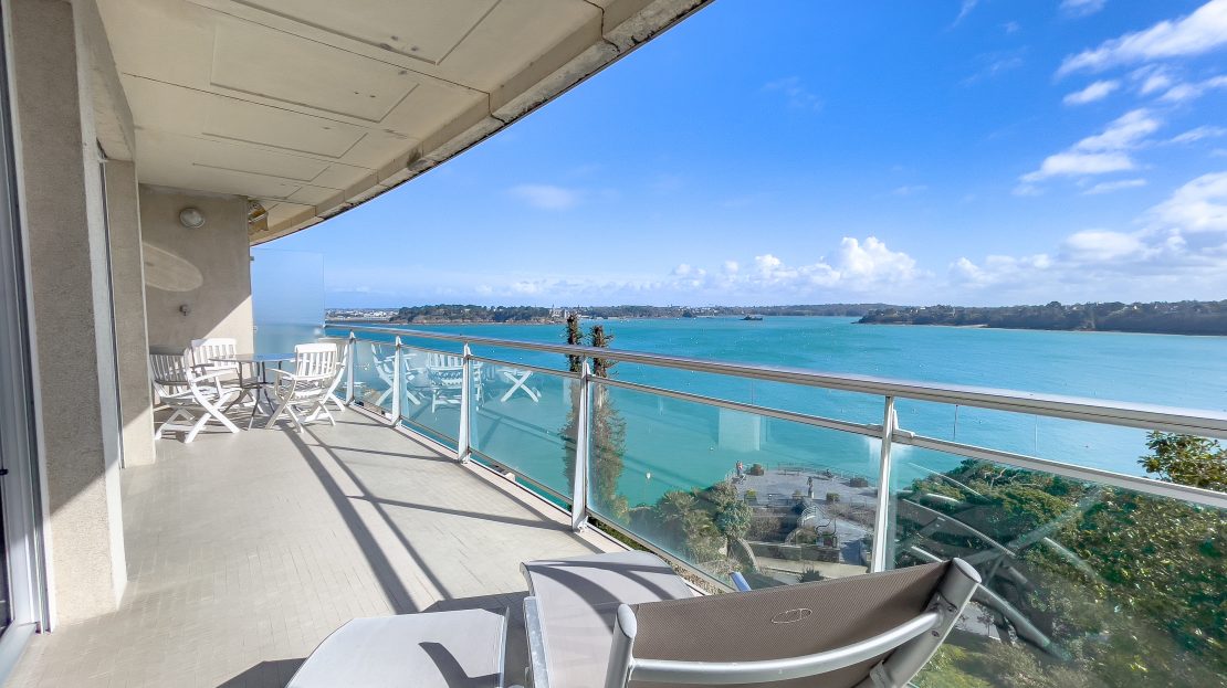 Terrasse avec vue sur la mer et mobilier de jardin moderne